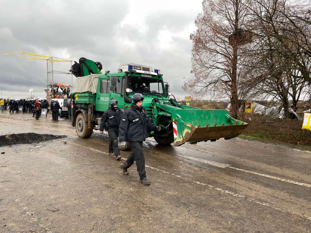 [10:35] Die Polizei fährt schweres Gerät auf, es kommt zu Bodenräumungen. Vom Ausweichcamp UAC kommt Aktivisti Verstärkung nach #Lützerath 🖤❤️