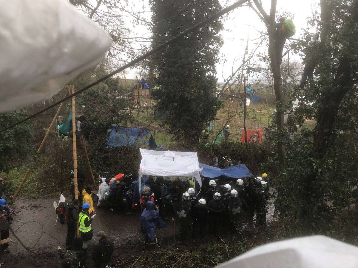 LuetziTicker22's tweet photo. [10:35] Die Polizei fährt schweres Gerät auf, es kommt zu Bodenräumungen. Vom Ausweichcamp UAC kommt Aktivisti Verstärkung nach #Lützerath 🖤❤️ https://t.co/cX4CLSMs1O
