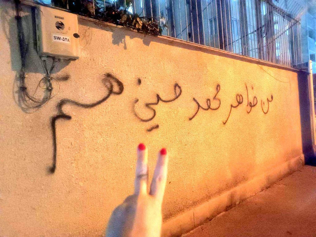Hashshaashin's tweet photo. فرستاده میگه: «کی گفته داداشم بی‌کس و کار بود؟ داداش من خودم یک پا لشگرم، نمیذارم خونت پایمال بشه.»
#مهسا_امینی
#IRGCterrorists https://t.co/xD4G8rXdKF