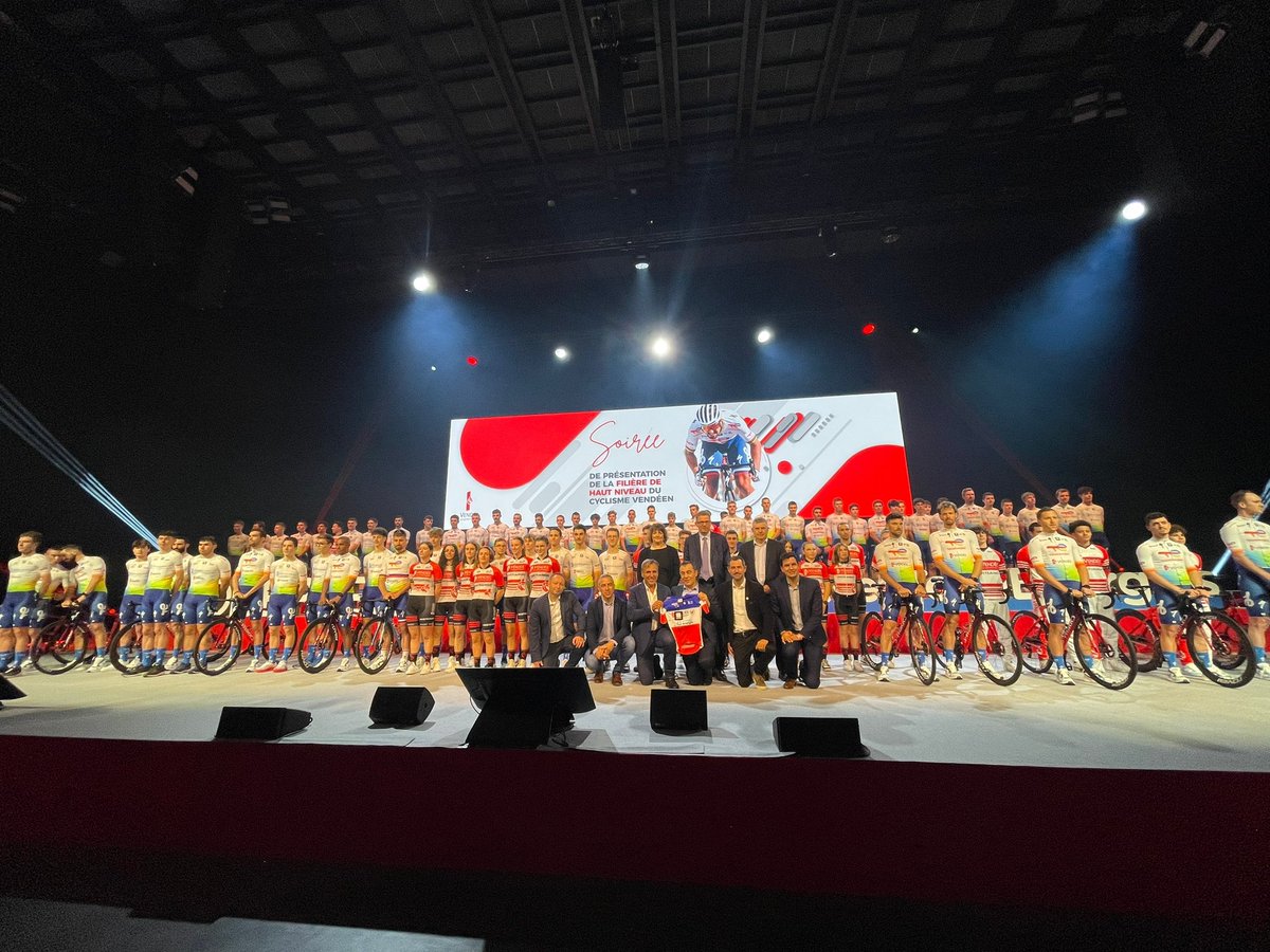 Martin_Bertran's tweet photo. Quelle fierté de représenter @TotalEnergies devant 2000 amoureux du vélo hier soir, grâce au @DepVendee : redire les valeurs qui nous unissent à Jean-René, ses coureurs et son staff, et confirmer notre ré-engagement sur 3 saisons auprès du @TeamTotalEnrg !
#AllezTotalEnergies https://t.co/QV4djOvoP6