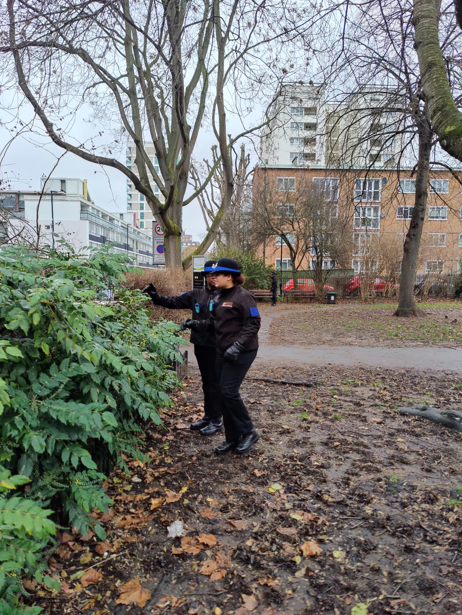 #OneBigVPCFamily out making a difference! Here's <a href="/CityPoliceCops/">City Police Officers</a> Cadets joining up with Met <a href="/mpssouthwarkvpc/">Southwark Volunteer Police Cadets</a> Cadets in Islington/City areas, Leadenhall, Borough Mkt on combined weapons sweep &amp; community engagement Op! Well done Cadets &amp; colleagues, great day 👏👏 <a href="/YOULondon1/">YOU London</a>