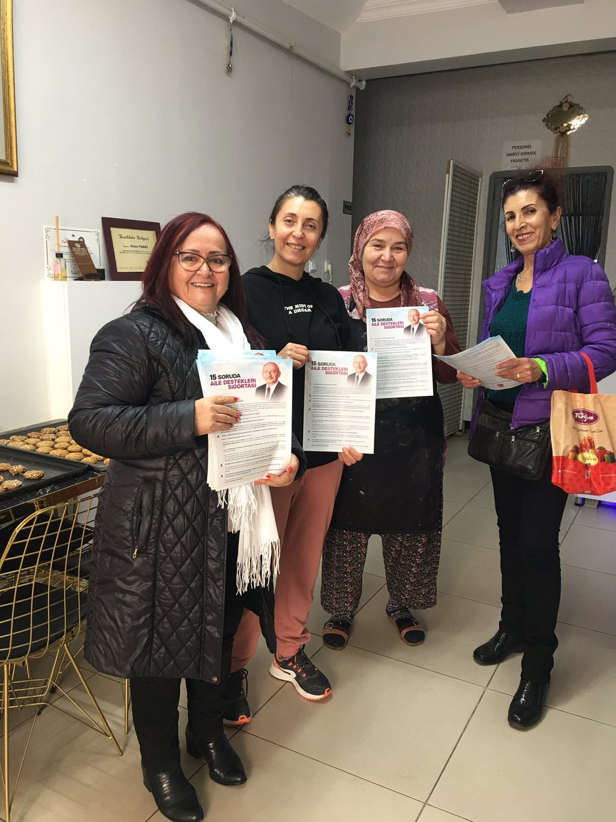 Bu gün Alaybey mahallesi sakinlerini ziyaret ettik kadınlarımıza Aile dedtekleri Sigortası broşürlerimizi dağıttık bilgilendirdik, kadınlarımızdan ilgi çok fazlaydı.  

Kadınlarımız her zorluğun üstesinden kolaylıkla gelebilirler.
CHP Şehzadeler İlçe Kadın Kolları.