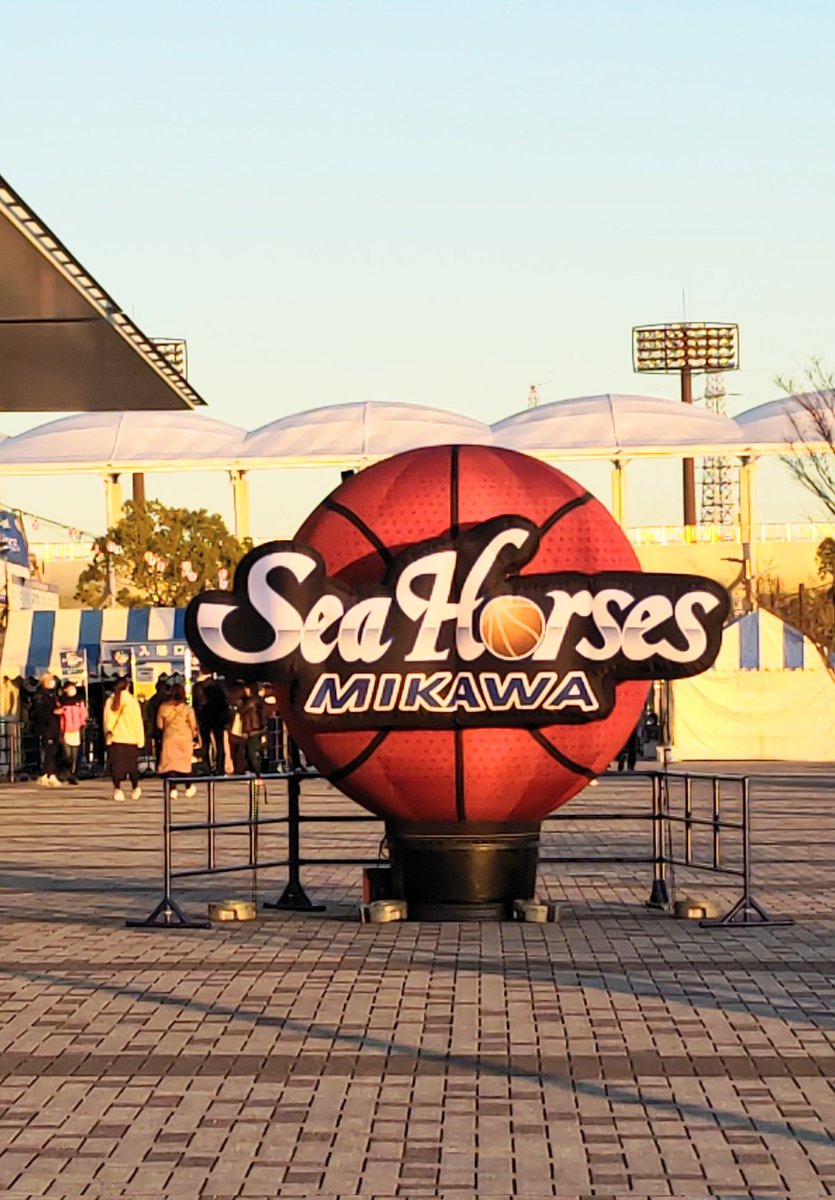 YM_ngeGK1213050's tweet photo. 本日は急遽ココ!
久々の観戦ですっ🏀✨
アリグルに
我が家の大好きな↓
#Sundanc
#サンダンス さん🍔&
#8Kitchen
#エイトキッチン さん🇹🇭
食べられて幸せっ🤓😘❣️
#シーホース三河 vs
#信州ブレイブウォリアーズ
#ウィングアリーナ刈谷 https://t.co/ttyKkn42Qx