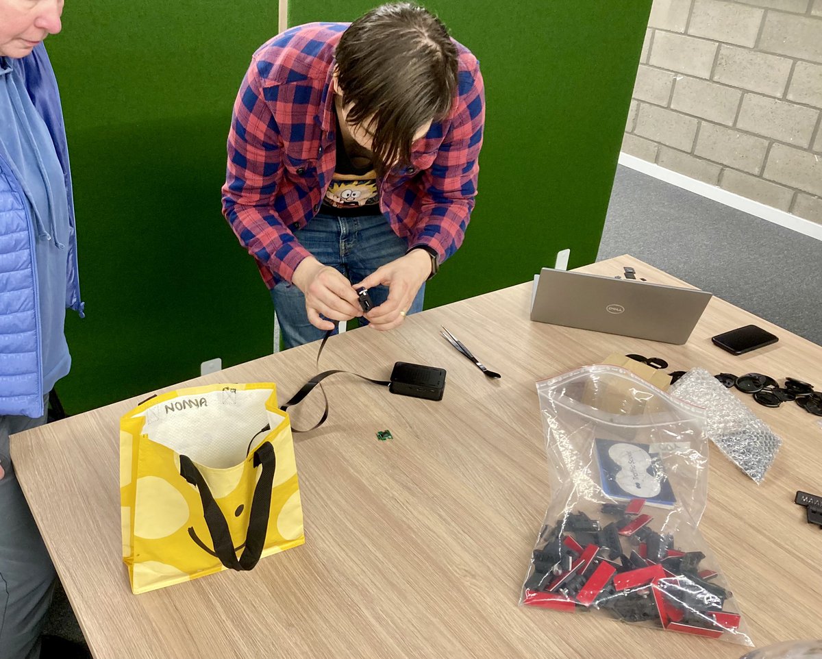 TelraamTelraam's tweet image. In @gemeenteRanst gingen gisterenavond een 15-tal nieuwe vrijwilligers van start en verzorgden we een contactmoment voor bestaande deelnemers &amp;amp; upgrade van hun toestellen. Het netwerk zal er verder uitbreiden naar 50 meetlocaties! 
Een prima samenwerking met de gemeente. #Ranst