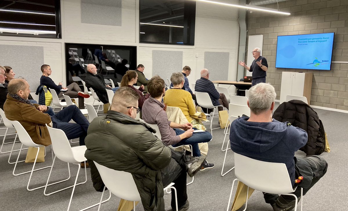 TelraamTelraam's tweet image. In @gemeenteRanst gingen gisterenavond een 15-tal nieuwe vrijwilligers van start en verzorgden we een contactmoment voor bestaande deelnemers &amp;amp; upgrade van hun toestellen. Het netwerk zal er verder uitbreiden naar 50 meetlocaties! 
Een prima samenwerking met de gemeente. #Ranst