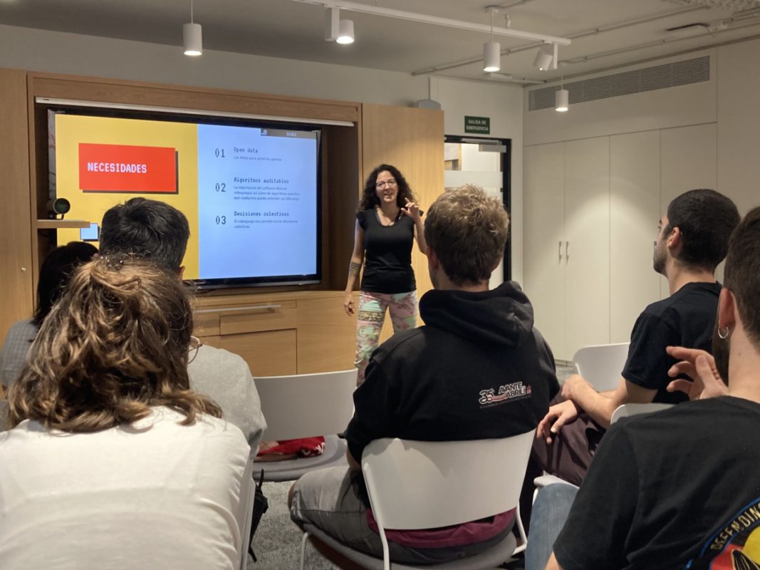 ArsGames's tweet photo. CICLO DE CONFERENCIAS "La Ciudad Visible. La Ciudad en Juego" 🏙️ (@SocietatOberta)

"Gobernanza lúdica" con @euridicecm 👥🕹️🏙️

¿Qué potencial tiene los videojuegos para la toma de decisiones colectivas❓

Artículo: https://t.co/ZQz0l7kOKI https://t.co/AdkaEqnUST
