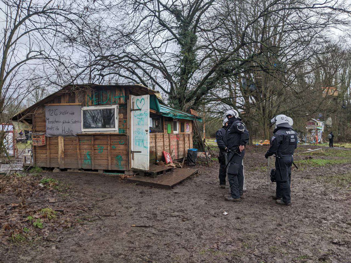 LuetziTicker22's tweet photo. [10:40] Die Cops sind an der Pressehütte und am Actionpoint. #Lützi ist einen Schritt voraus und schon in den 🌳Auch die Küfa kocht weiter. 🍴#selbstorganisation läuft. #Lützerathlebt und ist ready. https://t.co/ptUxVfteA8