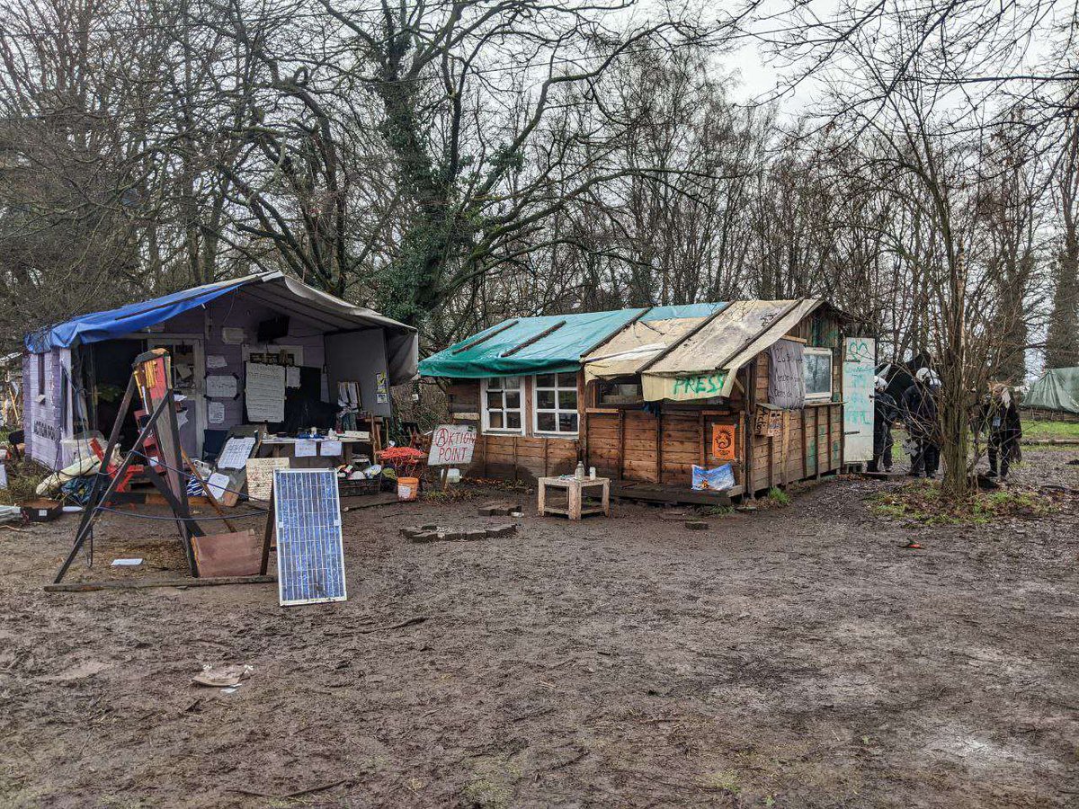 LuetziTicker22's tweet photo. [10:40] Die Cops sind an der Pressehütte und am Actionpoint. #Lützi ist einen Schritt voraus und schon in den 🌳Auch die Küfa kocht weiter. 🍴#selbstorganisation läuft. #Lützerathlebt und ist ready. https://t.co/ptUxVfteA8