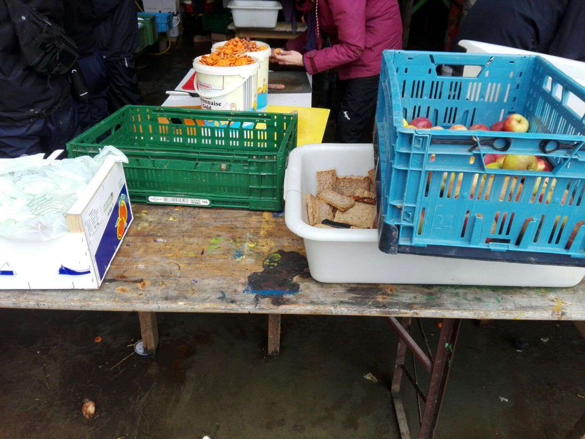 [10:40] Die Cops sind an der Pressehütte und am Actionpoint. #Lützi ist einen Schritt voraus und schon in den 🌳Auch die Küfa kocht weiter. 🍴#selbstorganisation läuft. #Lützerathlebt und ist ready.