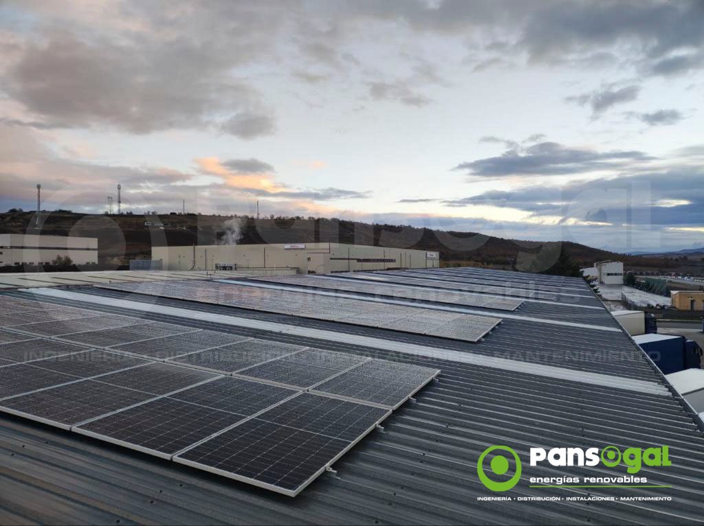 PANSOGAL's tweet photo. ▪ El grupo de logística internacional @GEFCOSpain ha confiado en Pansogal para ejecutar varias instalaciones de #panelesfotovoltaicos y puntos de recarga para movilidad eléctrica en España.
♻ Os enseñamos la instalación de Miranda de Ebro, con sus 100 KWp. https://t.co/y6m8RpklXU