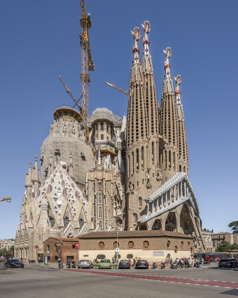 sagradafamilia's tweet photo. ES_Ya están culminadas tres de las seis torres centrales.
Hoy os mostramos esta comparativa de los años 2017 y 2022 https://t.co/CxIwkC4Svb