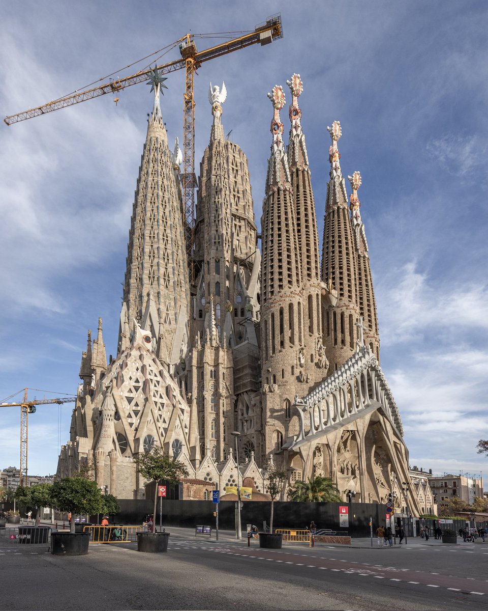 sagradafamilia's tweet photo. ES_Ya están culminadas tres de las seis torres centrales.
Hoy os mostramos esta comparativa de los años 2017 y 2022 https://t.co/CxIwkC4Svb