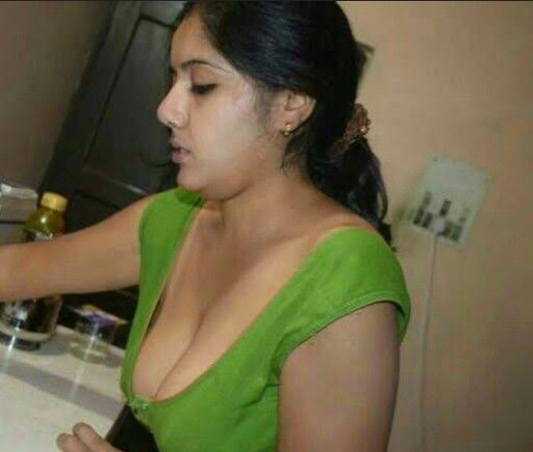 apoorvasexy's tweet photo. Aaj kal Ghar main bohot kaam ho gaya hai #desiuncle #desibhabi #indianaunty #auntylovesyou https://t.co/9N7zwEEfXT