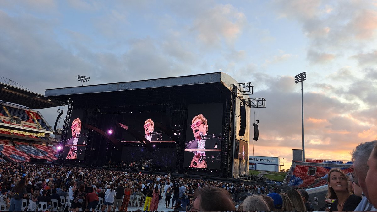 SalSweeney's tweet photo. Elton's #farewellyellowbrickroad didn't disappoint! So proud of my little old hometown Newy putting on such a great show! https://t.co/pX9VDNL3Ra