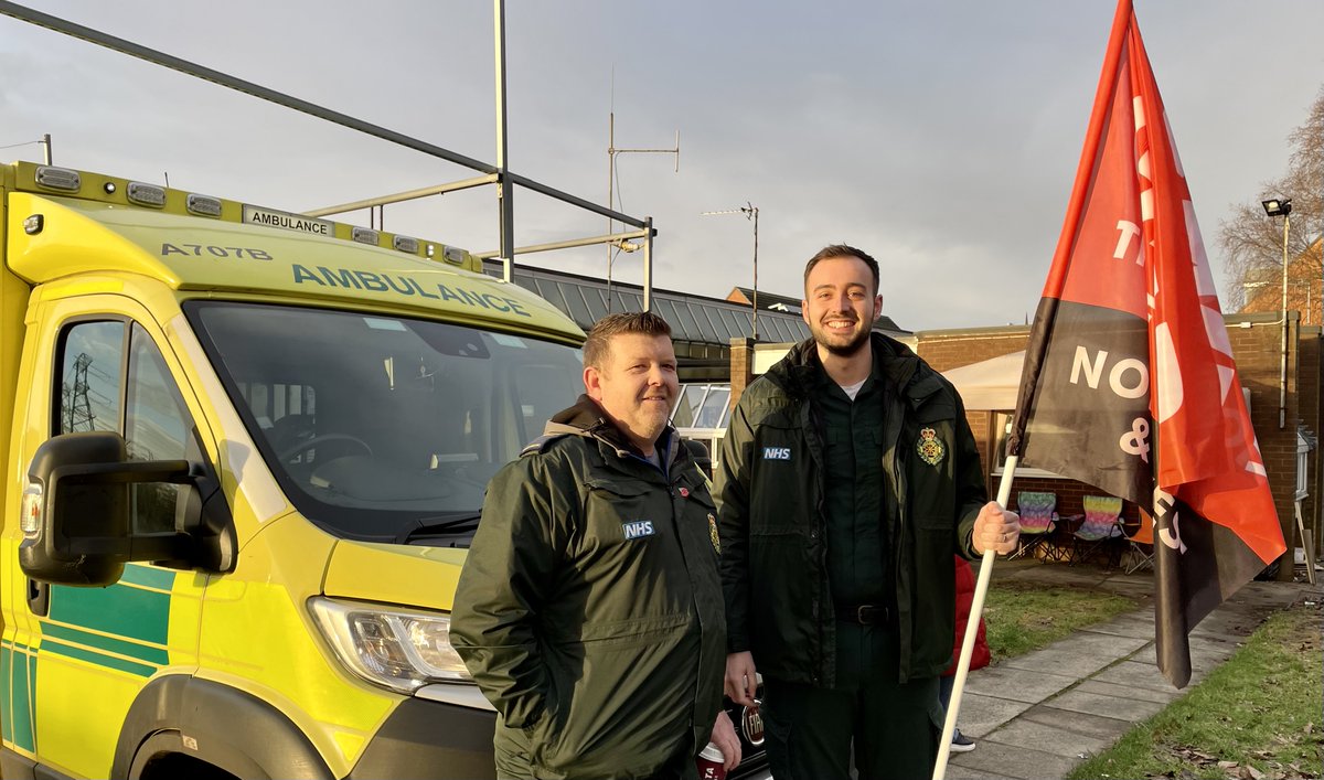 GMBNWI's tweet image. #GMB #Union #NWAS workers on the picket line at #Warrington. ✊🚑 #Solidarity #SupportTheStrikes #SaveOurNHS #ToriesCostLives @GMBNWAS @PaulMaccaGMB @neilsmithgmb