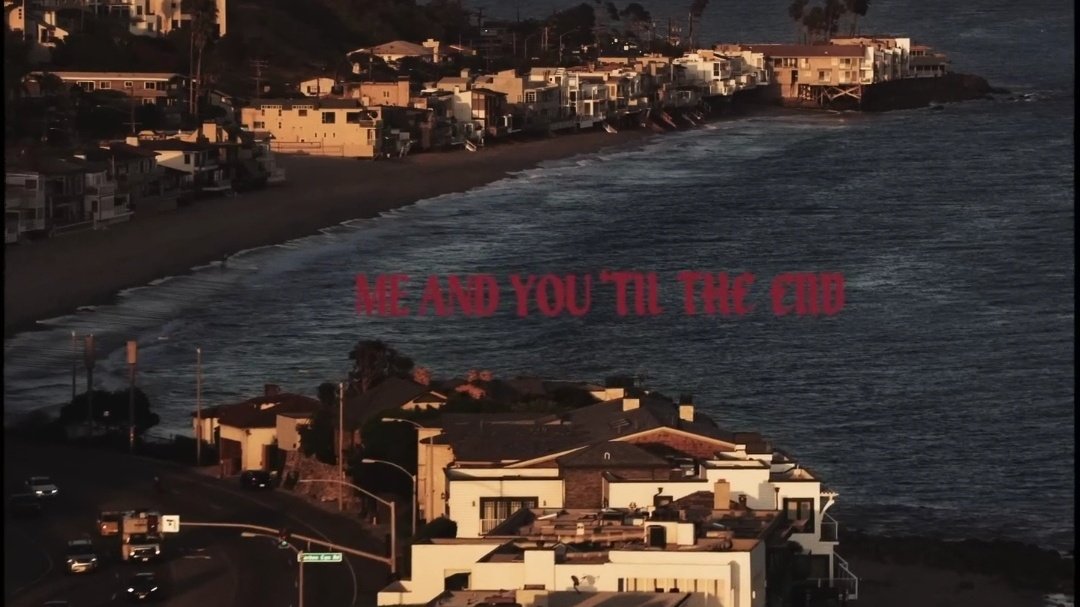 AvrilNewsFans's tweet photo. .@AvrilLavigne has released the lyric video for “I'm A Mess.”

Watch: https://t.co/YbQ41MBROz https://t.co/1mj6VJ7EWZ