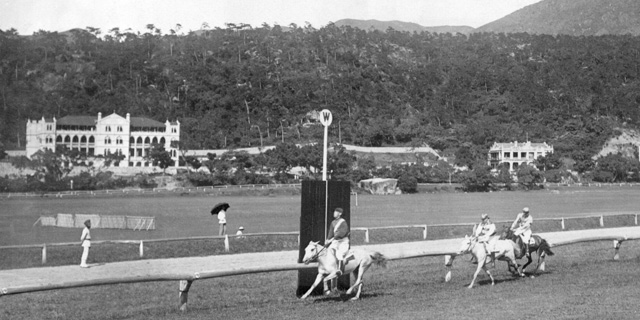 Gwulo's tweet photo. Who was "Mr Blank"?

He's shown here, winning a race at Happy Valley in 1909. The newspapers' race reports list him under the pseudonym "Mr Blank".

More: https://t.co/JZhwyJ6Bbo https://t.co/QP2KMsHpzQ