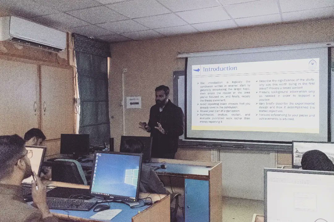 RSE__Official's tweet photo. A workshop conducted at department of electrical engineering by RSE main campus . The topic was "Writing a scientific research paper using latex".

#RSE #RSE4Students #RiphahInternationalUniversity https://t.co/n3LXHW72dq