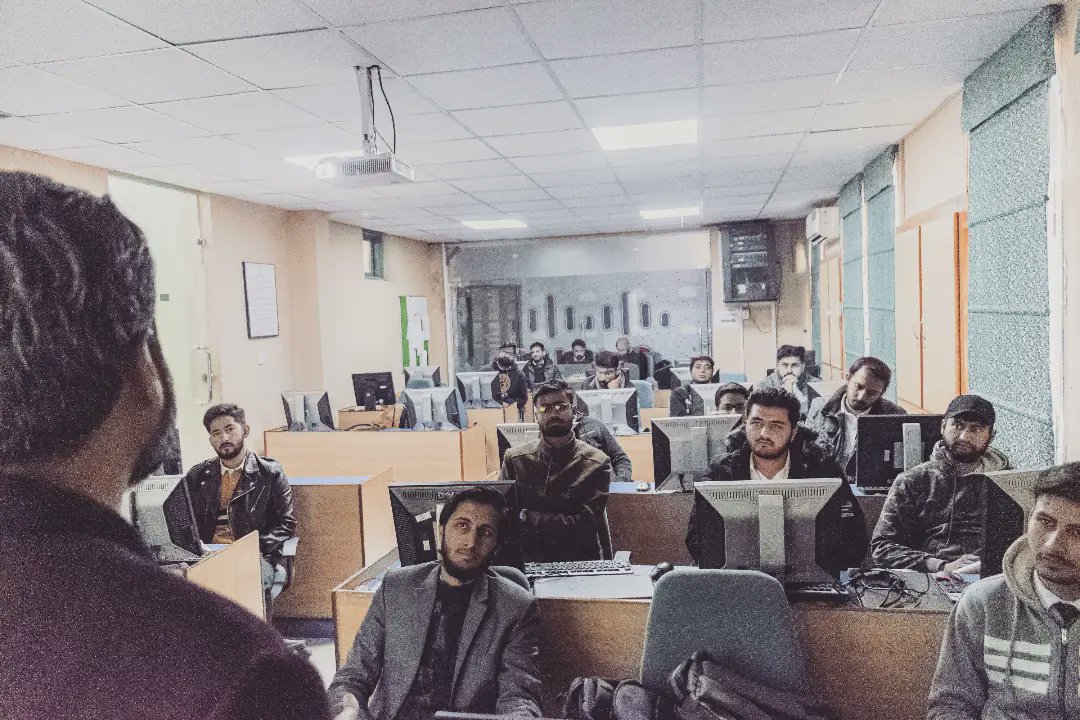 RSE__Official's tweet photo. A workshop conducted at department of electrical engineering by RSE main campus . The topic was "Writing a scientific research paper using latex".

#RSE #RSE4Students #RiphahInternationalUniversity https://t.co/n3LXHW72dq