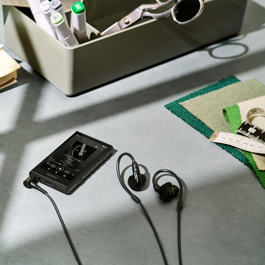 Słuchaj muzyki tak, jak tego chcieli Twoi ulubieni wykonawcy! NOWY Walkman® Sony NW-A306 jest wyposażony w najnowsze technologie audio zapewniające bardzo wysoką jakość dźwięku, system DSEE Ultimate™ do interpolacji nagrań z plików cyfrowych i akumulator na 36 godzin słuchania.