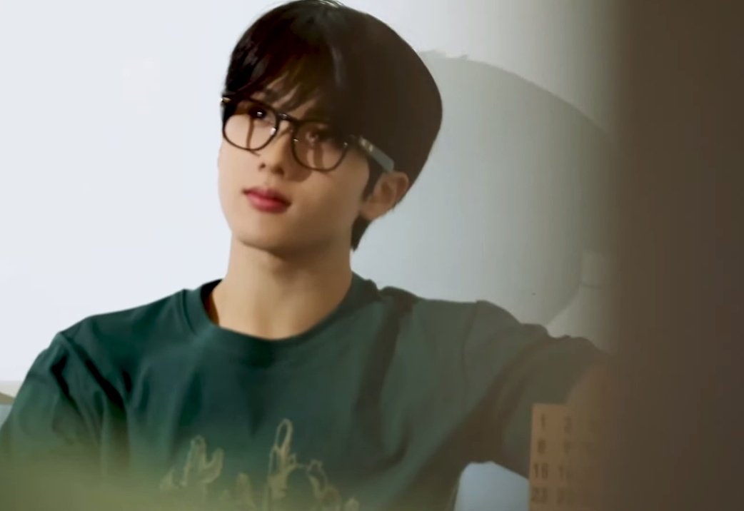 jisung in specs