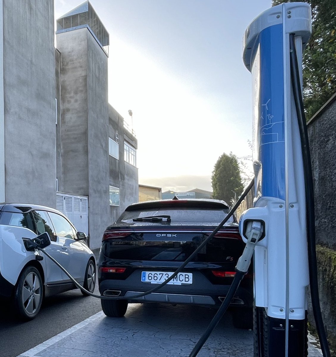 adrianomones's tweet photo. Hoy probamos el cargador #HPC de #Tritium con conector de #PhoenixContact y operado por ⁦@AllegoCharging⁩ en el concesionario #BMW de #Triocar tras visitar a mi buen amigo ⁦@danielcajigal⁩👌👏🙂⁦@PhoenixContactE⁩ ⁦@AEDIVE⁩ ⁦@AsociacionAUVE⁩ #CHARX https://t.co/5ukQnxeCvZ