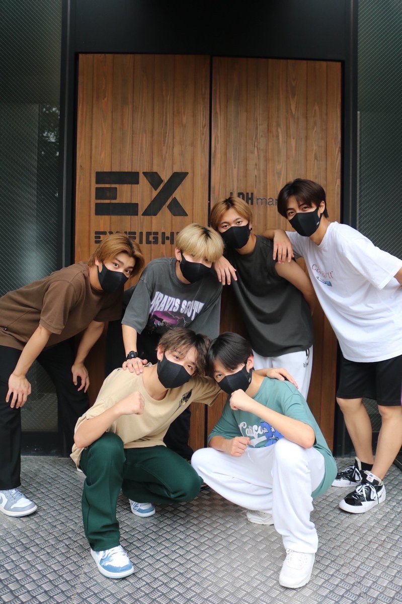 EXFIGHT_LDH's tweet photo. ／
#LILLEAGUE もトレーニング後には
欠かさない #EXPROTEIN 🥤
＼

1杯25g以上のタンパク質が含まれている
BODY MAKEのフレーバーは
大人気のチョコレート🍫と
後味スッキリなフルーツミックス🍋🍊

トレーニング後はBODY MAKEで
プロテイン摂取🤞🌈

#デビューおめでとうございます🎉 https://t.co/g4X42bwdXV