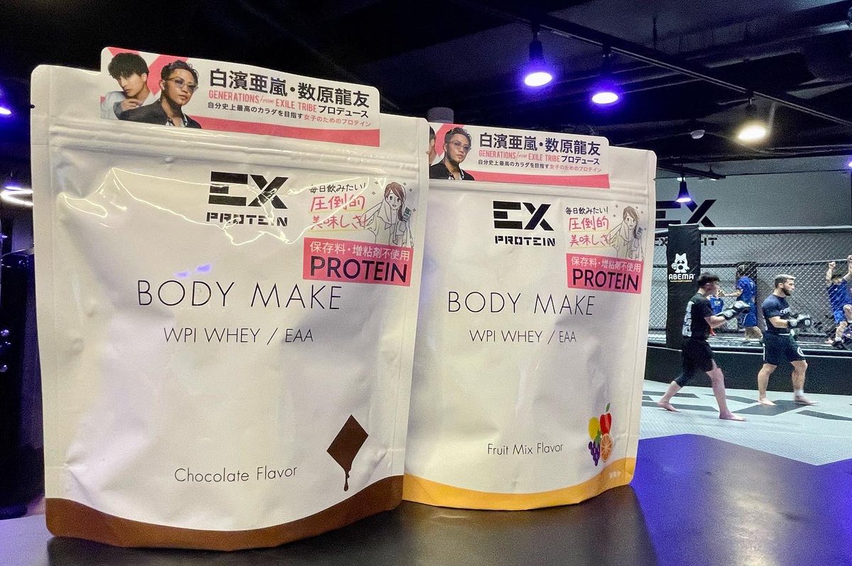 EXFIGHT_LDH's tweet photo. ／
#LILLEAGUE もトレーニング後には
欠かさない #EXPROTEIN 🥤
＼

1杯25g以上のタンパク質が含まれている
BODY MAKEのフレーバーは
大人気のチョコレート🍫と
後味スッキリなフルーツミックス🍋🍊

トレーニング後はBODY MAKEで
プロテイン摂取🤞🌈

#デビューおめでとうございます🎉 https://t.co/g4X42bwdXV