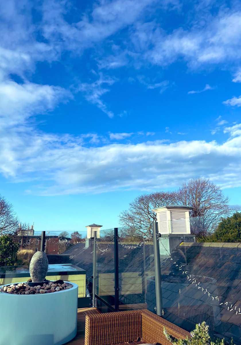 paulamoz's tweet photo. Beautiful blue skies in Lymington this morning ๐ค ๐
#VIBE #blue #januarysun https://t.co/CCC1WNe4SQ
