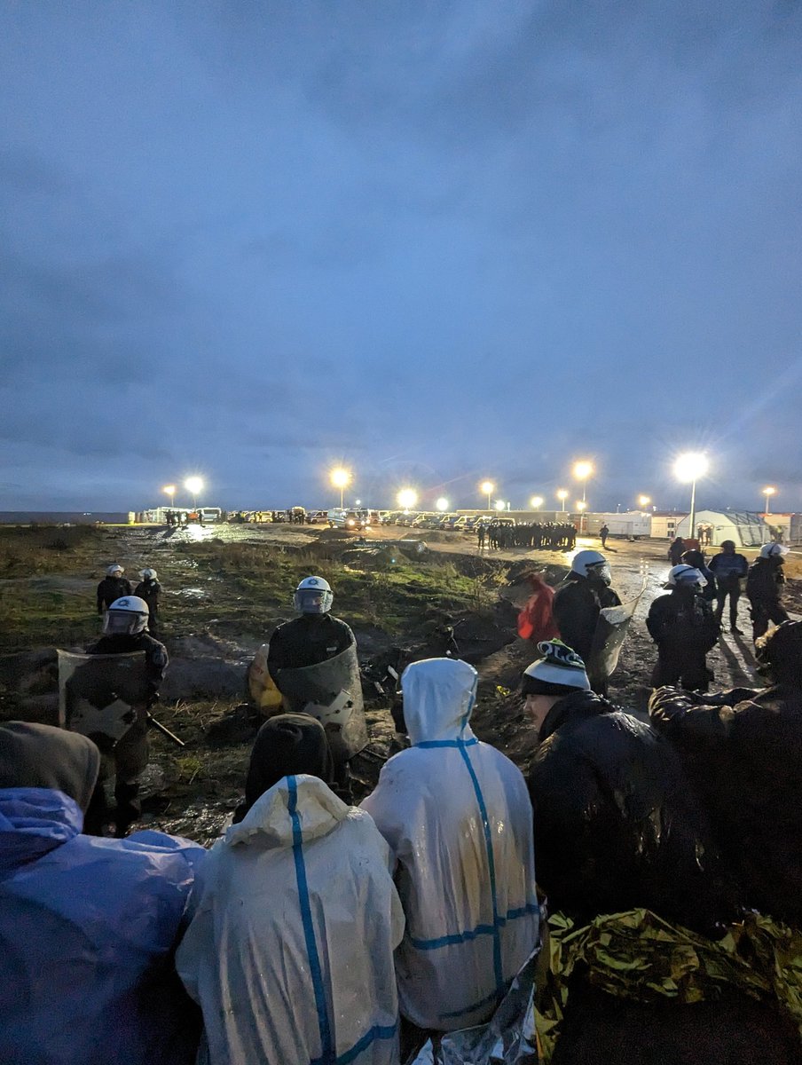 KaWitsch's tweet photo. Am Mittwoch hat die Räumung von #LuetzerathUnraeumbar begonnen. Soweit friedlich, auch wenn es vereinzelt Steinewürfe gab. Erste Festnahmen im Dorf, aber noch hält sich die Polizei zurück. Updates gibt es auf Insta (@ witschk) und natürlich @handelsblatt https://t.co/yuwvRCwXRK https://t.co/MyKKQ4F9xN
