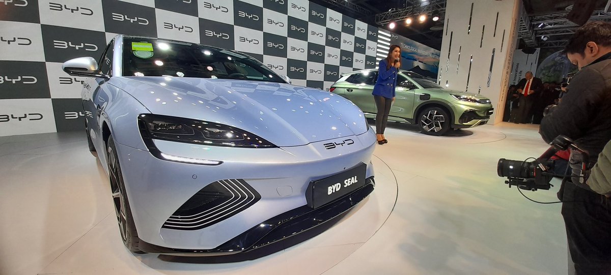 ashwinsatyadev's tweet photo. Chinese manufacturer BYD launched its new luxury model Seal and the limited edition of ATTO 3 at the #AutoExpo2023 #BYD #bydseal https://t.co/adeEXJRE4F