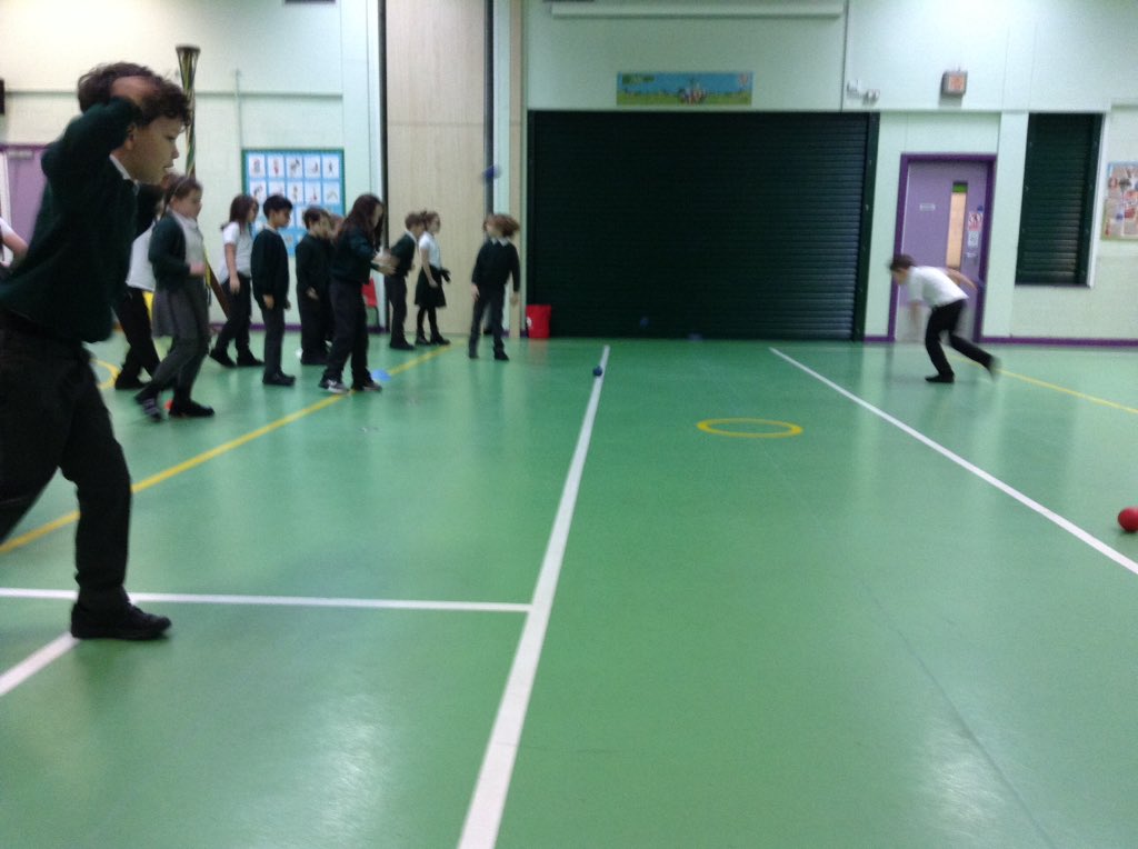 springwoodyear3's tweet image. We&apos;ve had an extra PE lesson today and learned to play boccia. #swhpe
