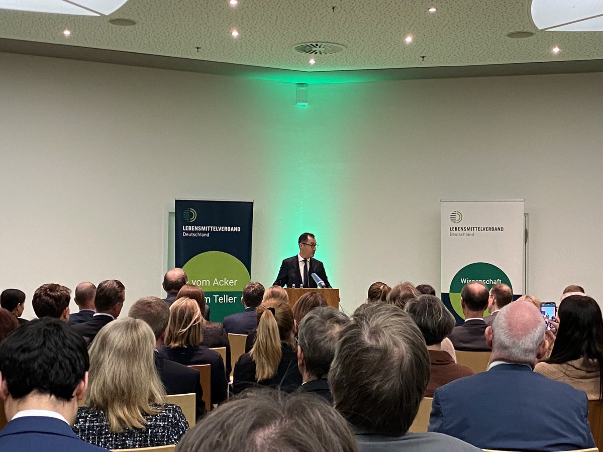 Neujahrsempfang des <a href="/lmverband/">Lebensmittelverband Deutschland</a> mit <a href="/cem_oezdemir/">Cem Özdemir</a> zur Maßeinheit „ein Habeck“ und seinen Zielen für eine nachhaltige Landwirtschaft. Seine „Tür sei immer offen“, sagt er. Das merke ich mir.