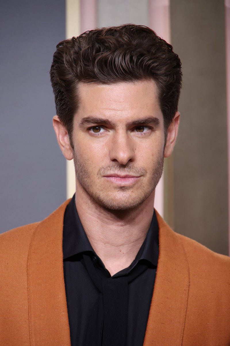 aGarfieldPL's tweet photo. Z każdym czerwonym dywanem wygląda coraz lepiej: Andrew Garfield #GoldenGlobes https://t.co/k7yX9iCW3a