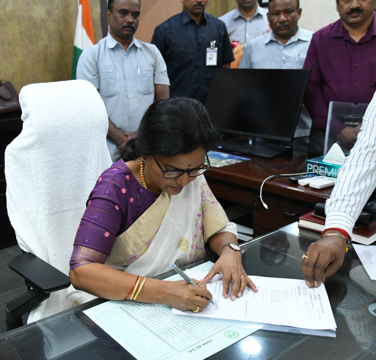 Chikki_1818's tweet photo. First woman Chief Secretary of Telangana State 

#IAS Shantha kumari #Newcs #Telangana https://t.co/bFXd9bRrcc