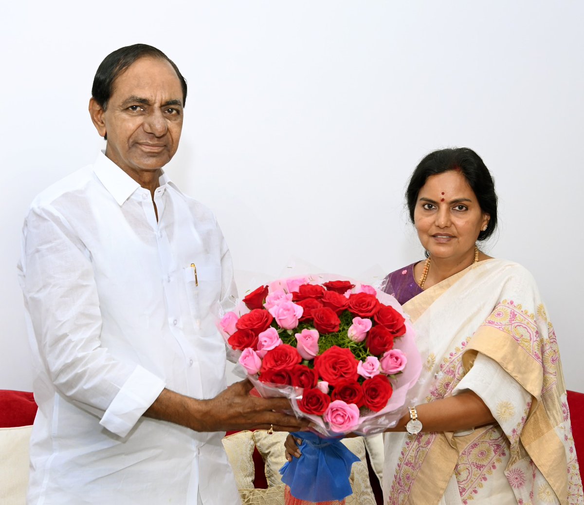 Chikki_1818's tweet photo. First woman Chief Secretary of Telangana State 

#IAS Shantha kumari #Newcs #Telangana https://t.co/bFXd9bRrcc