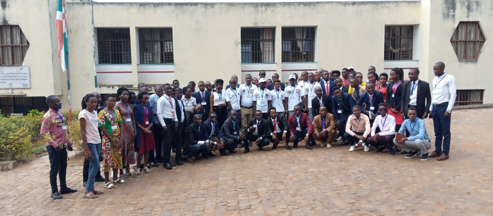 CDJI12's tweet photo. Au moment où la Ministre de @MinCommerce,@NIJIMBEREMarie1 interpelle la populatio de @MwaroProvince à s'atteler à l'augmentation de la production tout en pensant à la transformation, les jeunes membres de la @CDJI12 ont déjà prêché par les actes dans la province.
@MinEACJSCBdi https://t.co/MNR7SmmIry