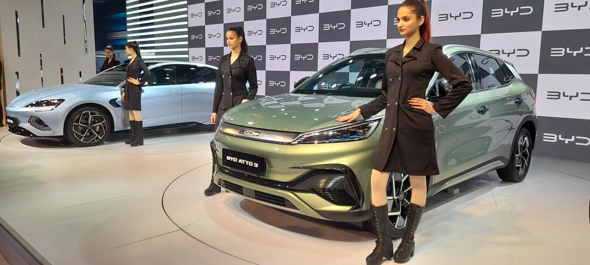 ashwinsatyadev's tweet photo. Chinese manufacturer BYD launched its new luxury model Seal and the limited edition of ATTO 3 at the #AutoExpo2023 #BYD #bydseal https://t.co/adeEXJRE4F