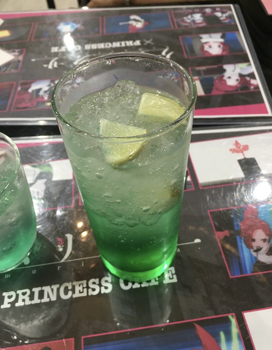 「ケムリクサカフェの思い出@プリンセスカフェ洗面器のお水、りんさんみたくは飲めなか」|kero🐸ルコ🧵🪡のイラスト