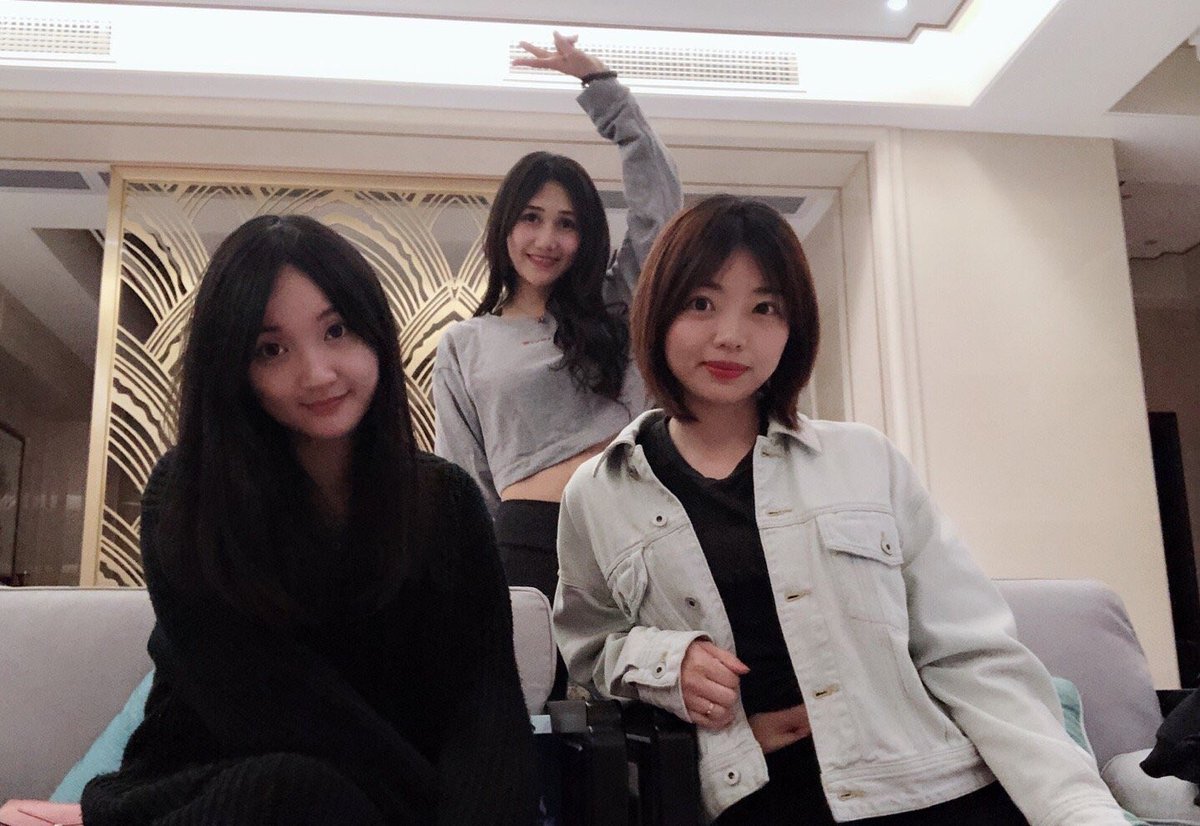 jin022158's tweet photo. The time with friends always passes very quickly. Welcome to accompany me next time. I love you.🥰🥰🥰 https://t.co/ioQpZhBCbg