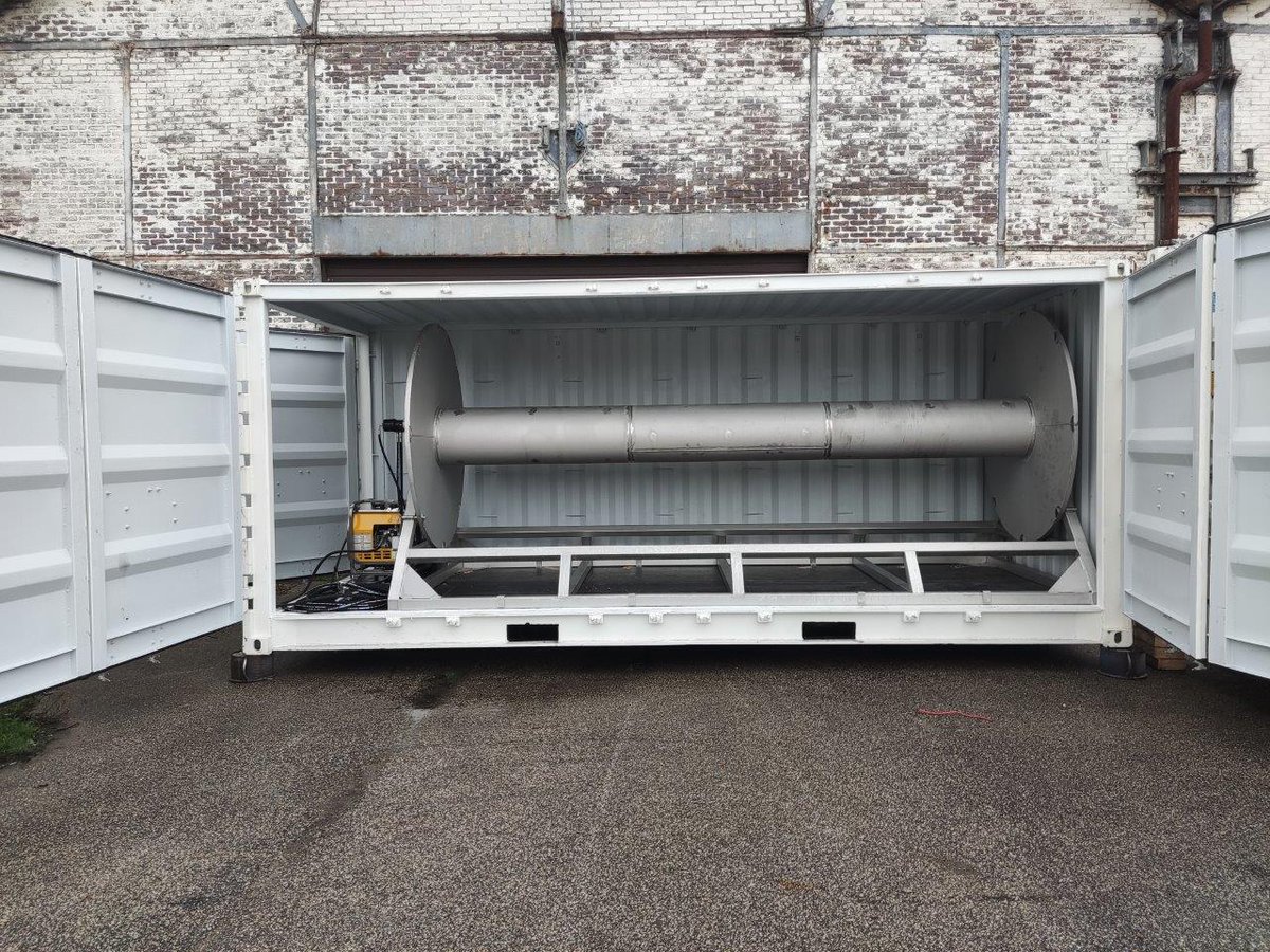 🇫🇷 Nous fournissons aussi des équipements #antipollution sur-mesure tels que des tourets conteneurisés pour barrage. Nous sommes fiers d'avoir fourni 6 systèmes au port du Havre (<a href="/haropaport/">HAROPA PORT</a>) en décembre 2022.