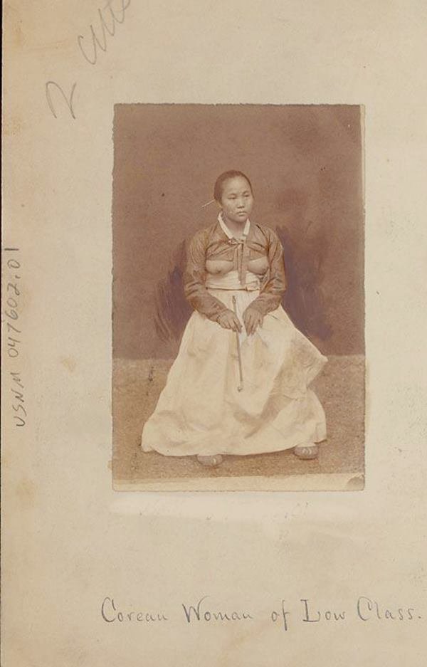COPAI9999's tweet photo. Update, actually this photo was taken in 1878.
#Korean women in 1878. She is wearing Korean traditional dress #JoseonOt .
#COPAI #Asia #Korea #History #Culture #photo #EthnicClothing #KoreanHistory #KoreanHistoricalPhotos #KoreanTraditionalClothing #KoreanCulture #OldPhotos https://t.co/8Rm5kiOZsy