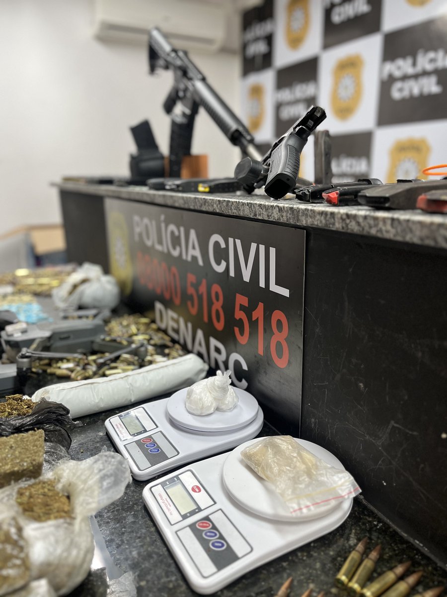 Dill_Guilherme's tweet photo. ARMAMENTO DE GUERRA APREENDIDO EM PORTO ALEGRE

A Polícia Civil/RS, através da 1a din/Denarc, apreende vasto material bélico, contendo até explosivos e cordéis detonastes. 

A ação ocorreu em investigação de tráfico de drogas e se tratava de armamento do grupo criminoso. https://t.co/kUfApAtGJ5