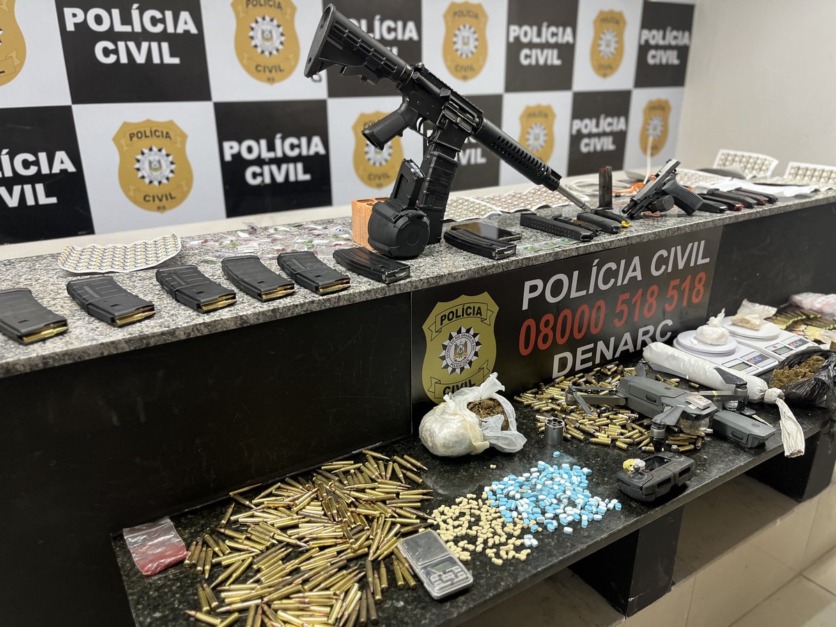 Dill_Guilherme's tweet photo. ARMAMENTO DE GUERRA APREENDIDO EM PORTO ALEGRE

A Polícia Civil/RS, através da 1a din/Denarc, apreende vasto material bélico, contendo até explosivos e cordéis detonastes. 

A ação ocorreu em investigação de tráfico de drogas e se tratava de armamento do grupo criminoso. https://t.co/kUfApAtGJ5