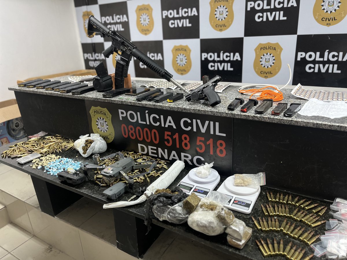 Dill_Guilherme's tweet photo. ARMAMENTO DE GUERRA APREENDIDO EM PORTO ALEGRE

A Polícia Civil/RS, através da 1a din/Denarc, apreende vasto material bélico, contendo até explosivos e cordéis detonastes. 

A ação ocorreu em investigação de tráfico de drogas e se tratava de armamento do grupo criminoso. https://t.co/kUfApAtGJ5