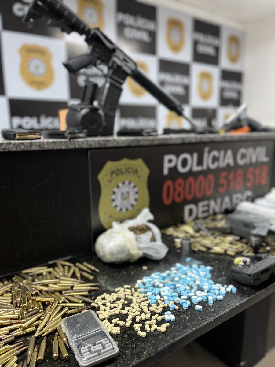 Dill_Guilherme's tweet photo. ARMAMENTO DE GUERRA APREENDIDO EM PORTO ALEGRE

A Polícia Civil/RS, através da 1a din/Denarc, apreende vasto material bélico, contendo até explosivos e cordéis detonastes. 

A ação ocorreu em investigação de tráfico de drogas e se tratava de armamento do grupo criminoso. https://t.co/kUfApAtGJ5