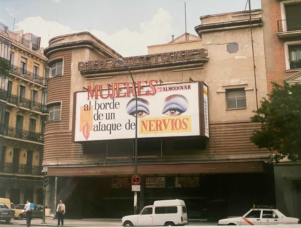 Era 1988 y en el Cine Proyecciones de Fuencarral estaban proyectando 'Mujeres al borde de un ataque de Nervios'.