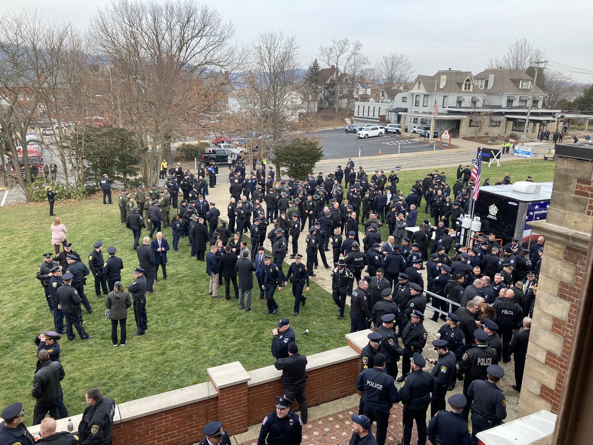 MaThomas_Trib's tweet photo. Hundreds of police officers at The River church in New Kensington before
Brackenridge Police Chief Justin McIntire’s funeral. https://t.co/EaQxaMruI3