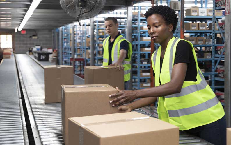atlantic_rack's tweet photo. Conveyors are the work horses of the material handling world. These systems allow quick/efficient transportation of objects from one location to another within the same area. 

They are a very popular solution in applications involving production lines! 

#conveyor #warehouse https://t.co/GiNlpIZE0Y