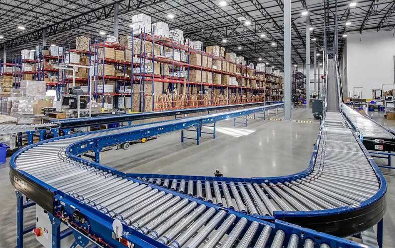 atlantic_rack's tweet photo. Conveyors are the work horses of the material handling world. These systems allow quick/efficient transportation of objects from one location to another within the same area. 

They are a very popular solution in applications involving production lines! 

#conveyor #warehouse https://t.co/GiNlpIZE0Y